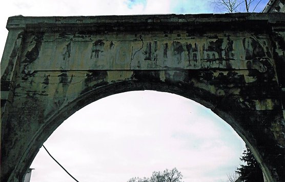 Torbogen mit Inschrift (Foto: Archiv Kneffel) Torbogen mit Inschrift (Foto: Archiv Kneffel)