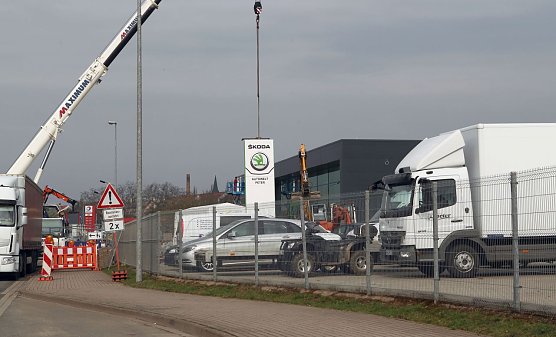 Ein Pylon wird gesetzt (Foto: nnz)