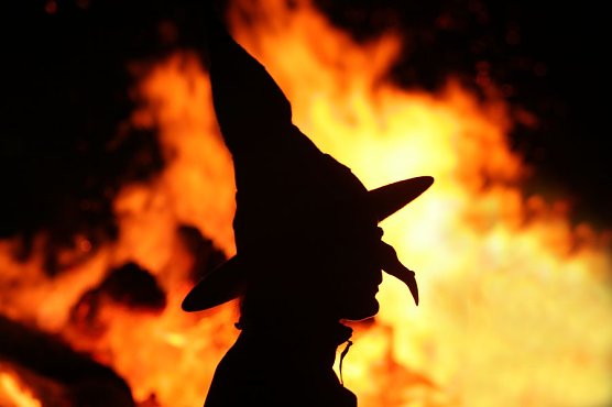 Hexen und Feuer (Foto: HTV)