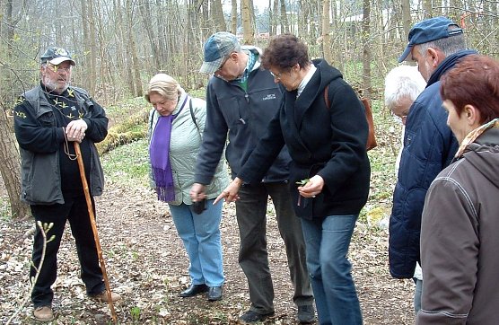 Wildkräuterwanderung (Foto: L. Schubert) Wildkräuterwanderung (Foto: L. Schubert)
