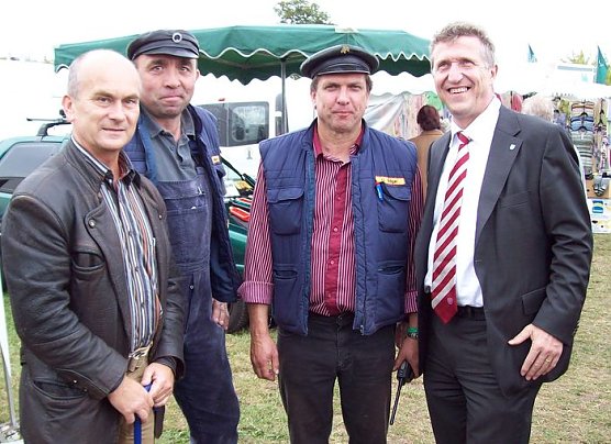 Dreschen mit der CDU (Foto: Schröter) Dreschen mit der CDU (Foto: Schröter)