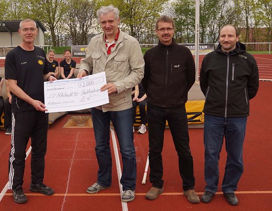 Scheck übergeben (Foto: privat) Scheck übergeben (Foto: privat)