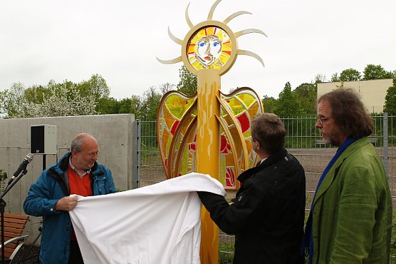 Bornschein und Zeh enth&uuml;llen den Engel (Foto: nnz)