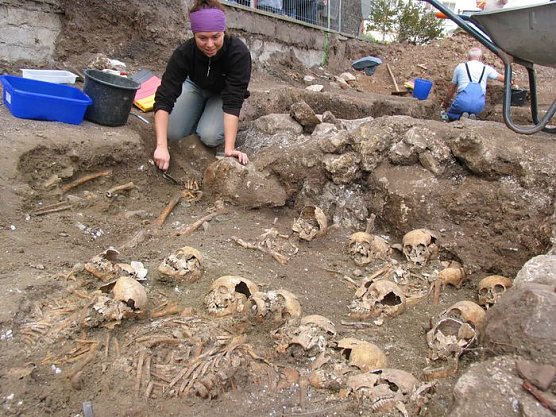 Entdeckt: 18 Kinderskelette (Foto: I. Bergmann) Entdeckt: 18 Kinderskelette (Foto: I. Bergmann)
