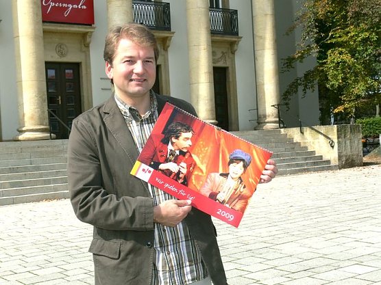 Tietja präsentiert neuen Kalender (Foto: Kühn) Tietja präsentiert neuen Kalender (Foto: Kühn)