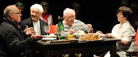 Senioren spielen Theater (Foto: R. Obst) Senioren spielen Theater (Foto: R. Obst)