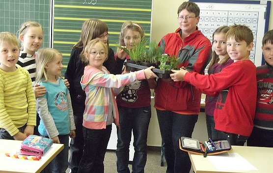 Kr&auml;uter &uuml;bergeben (Foto: K. Sommer)