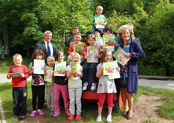 Hefte übergeben (Foto: nnz) Hefte übergeben (Foto: nnz)