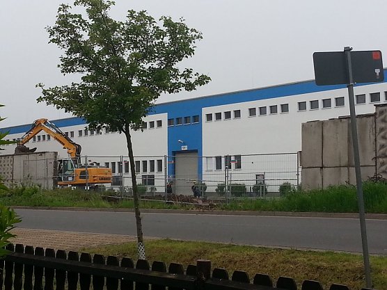 Mauer wird abgerissen (Foto: privat) Mauer wird abgerissen (Foto: privat)