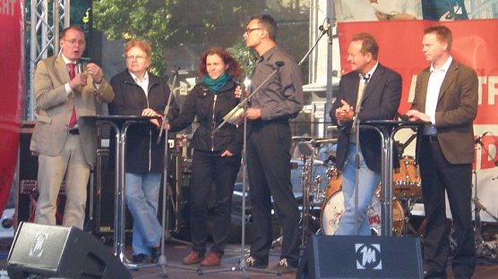 Diskussion auf der B&uuml;hne (Foto: Buntfu&szlig;)