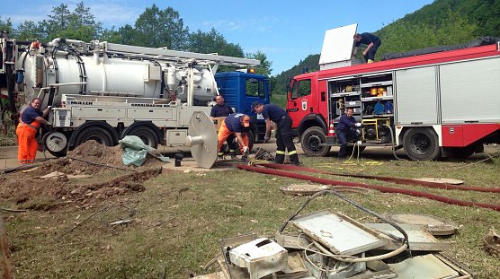 Hier wird eine Pumpstation gereinigt und instandgesetzt (Foto: Ingo Nie&szlig;en)
