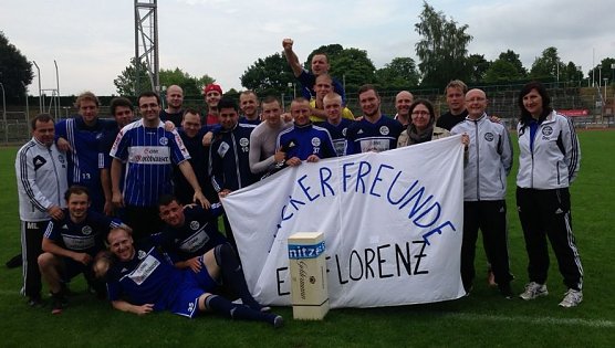 Die Mannschaft, Trainer, Betreuer und die "Wackerfreunde Elbflorenz" (Foto: F. Kirchhoff)