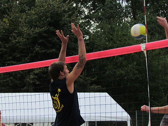 Hoch am Netz am Kiesteich (Foto: privat)