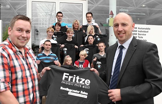 T-Shirts &uuml;bergeben (Foto: nnz)