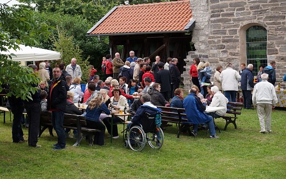 Gem&uuml;tlich zusammensitzen und feiern (Foto: C. Wilhelm)