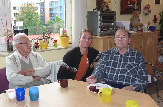 Zivildienstschule im Einsatz (Foto: Karl-Heinz Herrmann) Zivildienstschule im Einsatz (Foto: Karl-Heinz Herrmann)