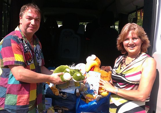 Geschenke &uuml;bergeben (Foto: J. Piper)
