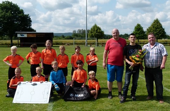 Trikots &uuml;bergeben (Foto: privat)