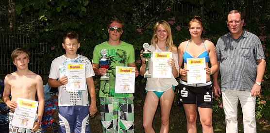 Schulleiter Uwe Spie&szlig; mit den Sportlern des Jahres (Foto: Heike Roeder)
