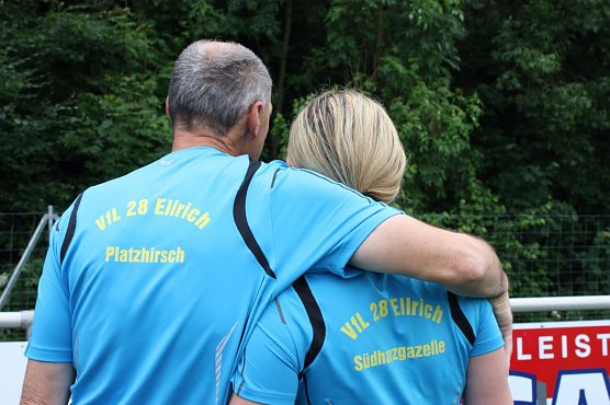 Platzhirsch und S&uuml;dharzgazelle (Foto: privat)