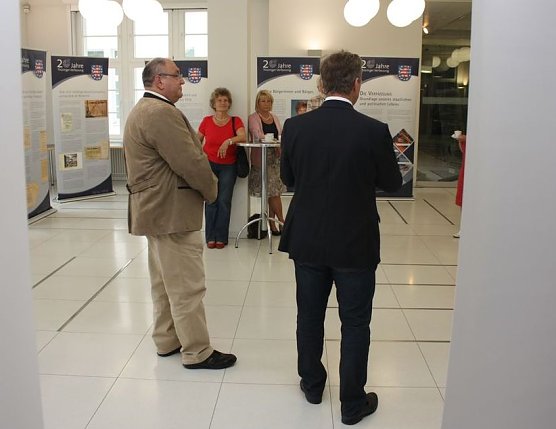 Ausstellung er&ouml;ffnet (Foto: P. Grabe)