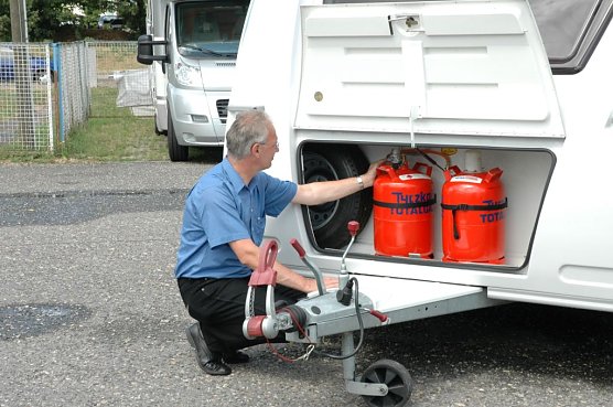 Anlagen &uuml;berpr&uuml;fen (Foto: ZDF Drehscheibe)