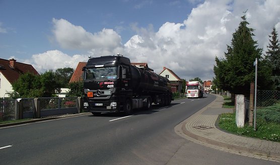 Schwerlastverkehr belastet (Foto: K. Frank) Schwerlastverkehr belastet (Foto: K. Frank)