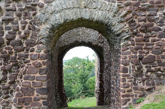 Die Ebersburg bei Herrmannsacker (Foto: H. Michel) Die Ebersburg bei Herrmannsacker (Foto: H. Michel)
