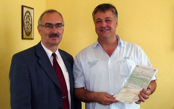 Scheck &uuml;bergeben (Foto: Barmer)