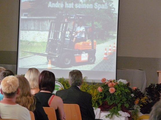 Zeugnisse erhalten (Foto: Karl-Heinz Herrmann)