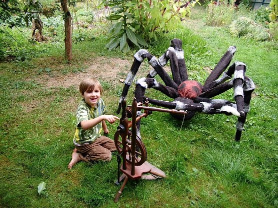 Die beste Spinnerin bekommt die Krone (Foto: privat)