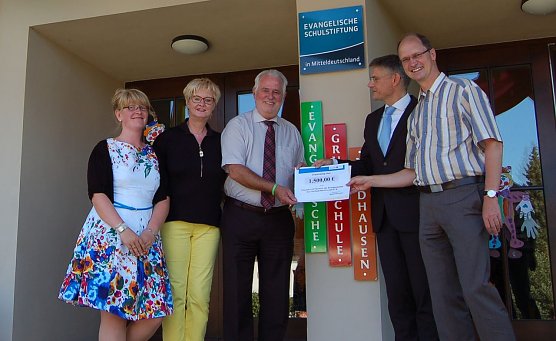 &Uuml;bergeben (Foto: ESM)