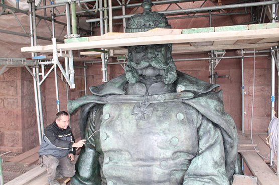 Auge in Auge mit dem Weißbart (Foto: Kyffhäusertourismusverband) Auge in Auge mit dem Weißbart (Foto: Kyffhäusertourismusverband)