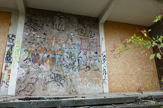 Relief am Hauptportal aktuell (Foto: Archiv Kneffel) Relief am Hauptportal aktuell (Foto: Archiv Kneffel)