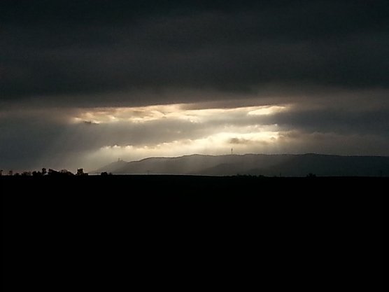 Blick von Urbach auf den Kyffhäuser - aufgenommen am Donnerstagmorgen (Foto: R. Barth) Blick von Urbach auf den Kyffhäuser - aufgenommen am Donnerstagmorgen (Foto: R. Barth)