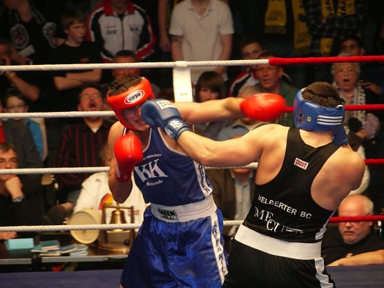 Avdi Asllani (rote Kopfschutz) vom NSV, der im Schwergewicht um Punkte k&auml;mpfen wird (Foto: Sandra Arm)