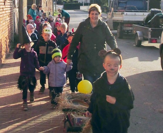 Die Kleinsten feiern mit (Foto: private) Die Kleinsten feiern mit (Foto: private)