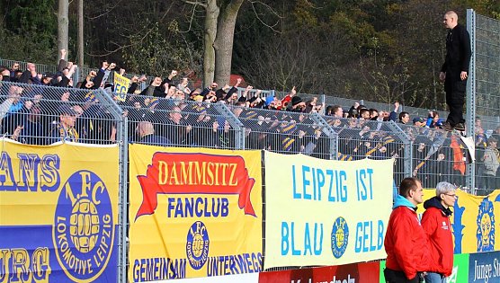 Lok-Fans im AKS - volle Power f&uuml;r die eigene Mannschaft (Foto: Bernd Peter)