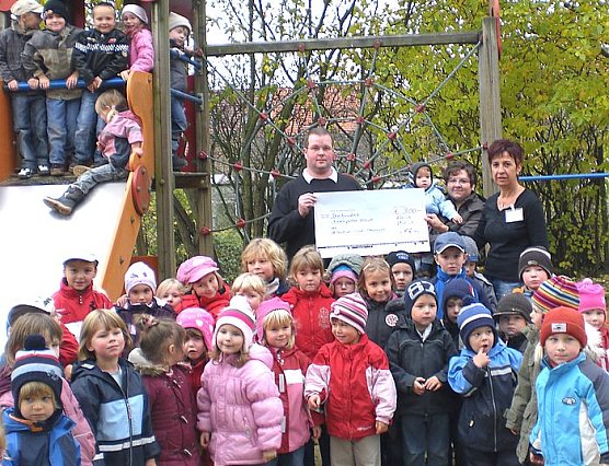 Scheck &uuml;bergeben (Foto: JSW)