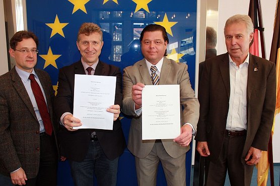 Unterzeichnet (Foto: P. Grabe)