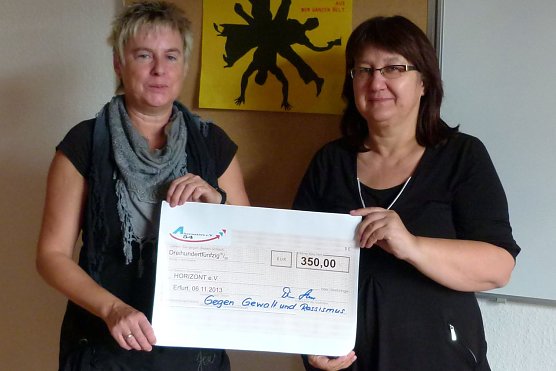 Scheck &uuml;berreicht (Foto: LINKE)