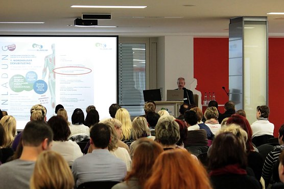 Chefarzt Dr. W. Gunkel bei seinem Fachvortrag (Foto: Hagedorn, SHK) Chefarzt Dr. W. Gunkel bei seinem Fachvortrag (Foto: Hagedorn, SHK)