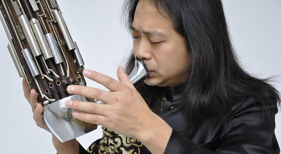 Wu Wei mit der Sheng (Foto: Agentur) Wu Wei mit der Sheng (Foto: Agentur)