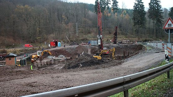 Neue Br&uuml;cke wird gebaut (Foto: nnz)