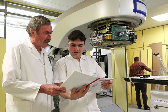 Oehler (links), Strau&szlig;. Im Hintergrund der neue Linearbeschleuniger (Foto: SHK)