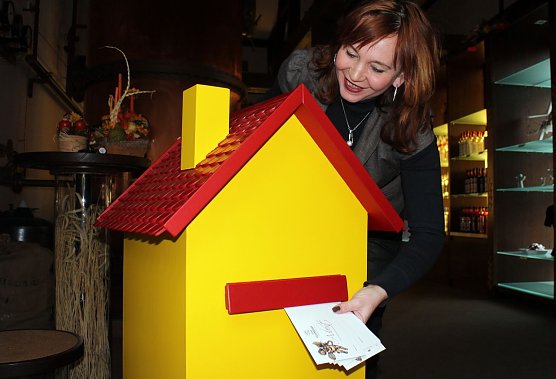 Daniela K&uuml;lbel zeigt, wie es funktioniert (Foto: nnz)