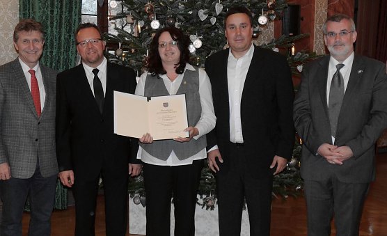 Anja Finke mit Ehrenbrief (Foto: JUH)