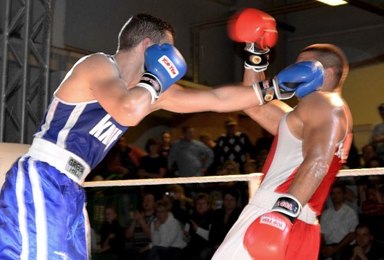 Machte den Sieg für Nordhausen perfekt: Leon Bunn im blauen Trikot. (Foto: Karsten Thorhauer) Machte den Sieg für Nordhausen perfekt: Leon Bunn im blauen Trikot. (Foto: Karsten Thorhauer)