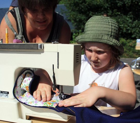 N&auml;hen lernen (Foto: F. Tuschy)