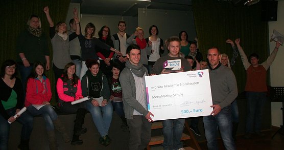 Riesenfreude &uuml;ber 500-Euro-Scheck und Pokal aus den H&auml;nden von Roy Hildebrandt (rechts) (Foto: Heidi Fischer)